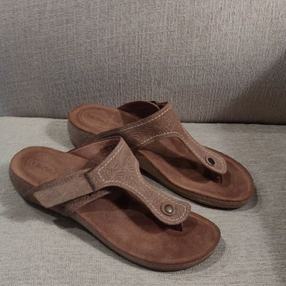 Taos Footwear Brown Sandals - Picture 2 of 8